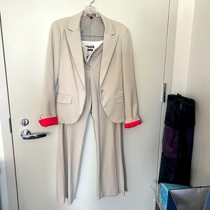Off white Express suit w/ matching pants and pencil skirt, size 00S and 0